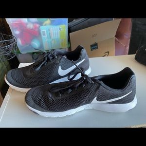 Black 7.5 Nike tennis shoes